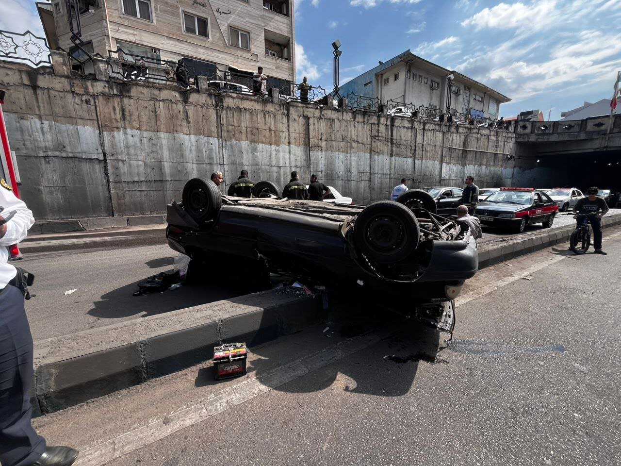 واژگونی خودروی سواری در زیرگذر رشتیان؛ ۲ نفر مصدوم شدند