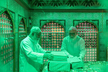 مضجع نورانی امام رضا(ع) غبارروبی شد