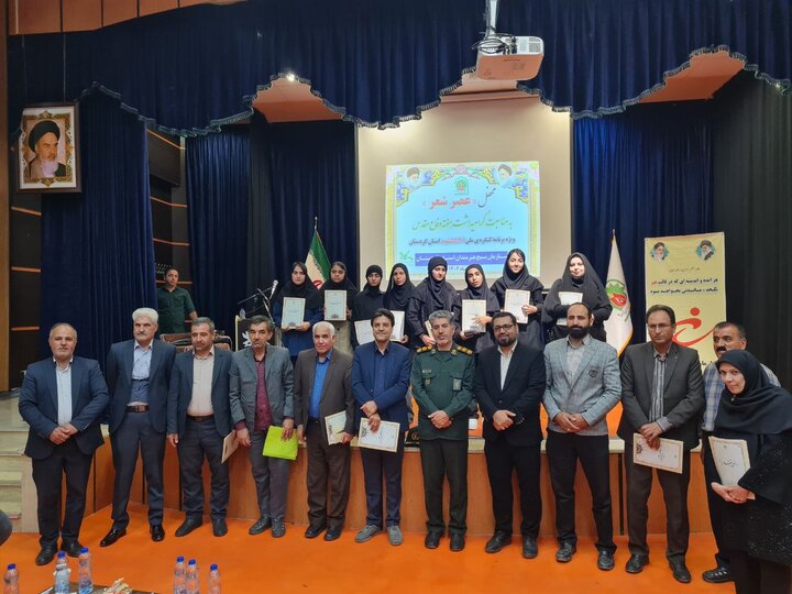 محفل عصر شعر در سنندج بهمناسبت هفته دفاع مقدس برگزار شد