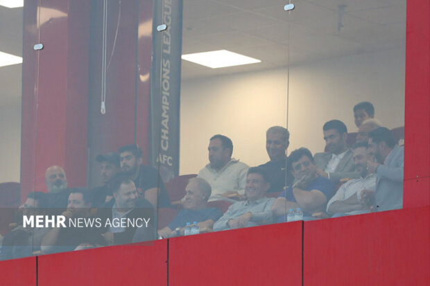 سرمربی تیم ملی <a class='tagColor' href='/Tags/Archive/فوتبال'>فوتبال</a> تماشاگر دیدار چادرملو - پیکان + عکس