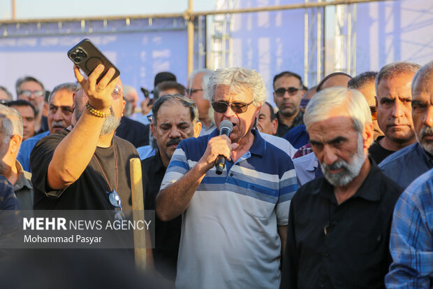 آئین تشییع و خاکسپاری احمد پژمان در لارستان