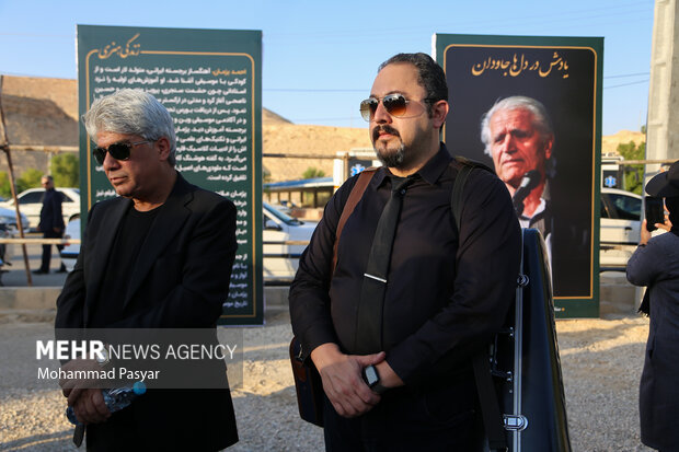 آئین تشییع و خاکسپاری احمد پژمان در لارستان