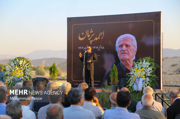 آئین تشییع و خاکسپاری احمد پژمان در لارستان