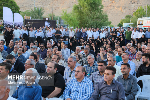 آئین خاکسپاری احمد پژمان در لارستان آئین خاکسپاری احمد پژمان در لارستان