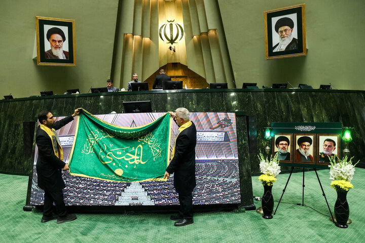 حضور جمعی از خادمان حرم عبدالعظیم حسنی (ع) در صحن مجلس