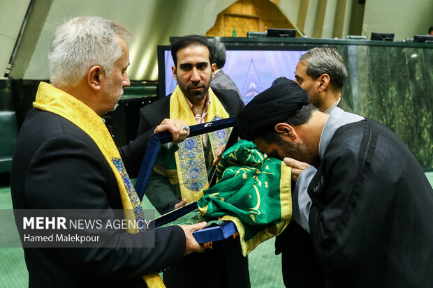 حضور خادمان حرم حضرت عبدالعظیم حسنی(ع) در صحن علنی مجلس