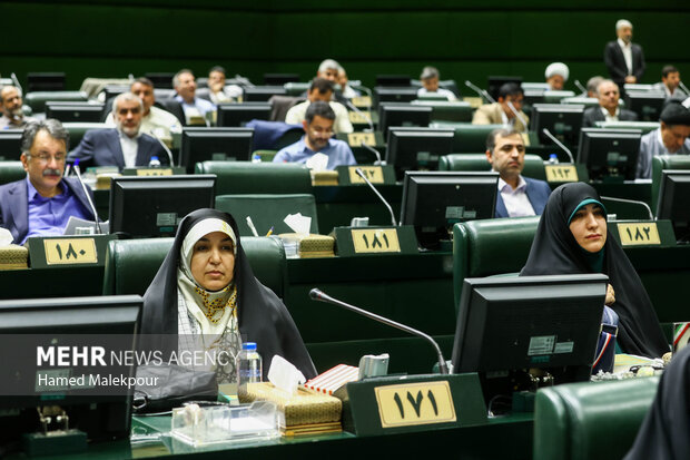 جمعی از نمایندگان مجلس: از ورشکستگی داروخانهها جلوگیری شود