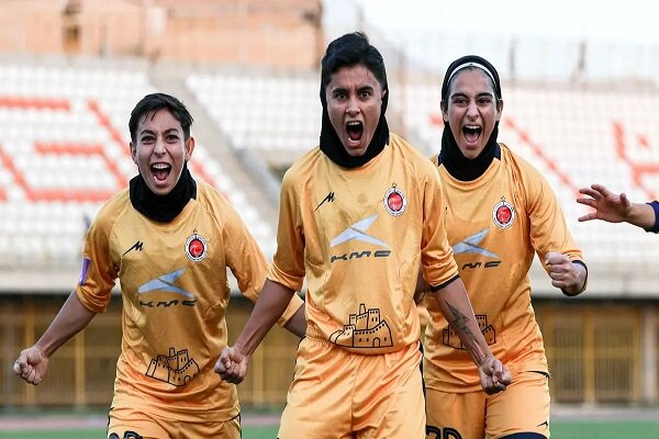 خاتون با شکست گلگهر به صدر جدول بازگشت / پرسپولیس به سپاهان باخت