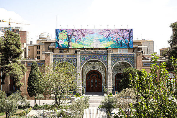 قابی از سیدحسن نصرالله روی دیوارنگاره اندیشه