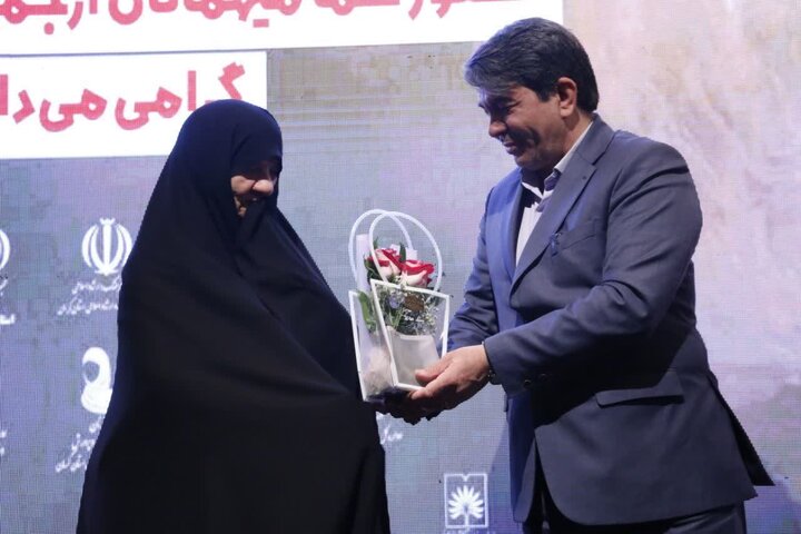 دیدار غیر منتظره استاندار کرمان با مادرش در همایش مادران دفاع مقدس