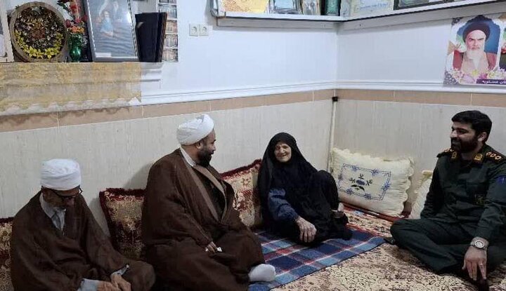 امام جمعه سیراف: خانوادههای شهدا پرچمداران ماندگار فرهنگ ایثار هستند امام جمعه سیراف: خانوادههای شهدا پرچمداران ماندگار فرهنگ ایثار هستند