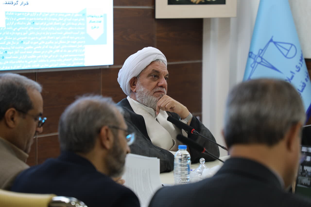 طرح «قاضی مدرسه» دانش آموزان و معلمان را با مسائل حقوقی آشنا می کند طرح «قاضی مدرسه» دانش آموزان و معلمان را با مسائل حقوقی آشنا می کند
