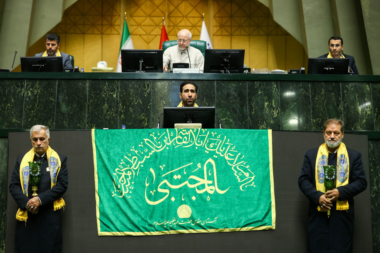حضور جمعی از خادمان حرم عبدالعظیم حسنی (ع) در صحن مجلس