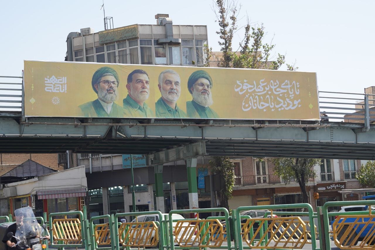 اکران تصاویر سید حسن نصرالله در سطح شهر تهران