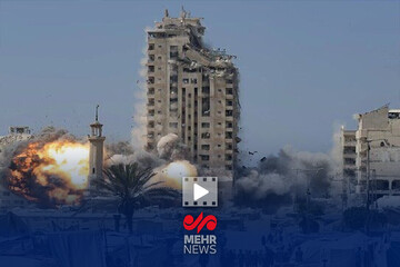 لحظه تخریب برج مکه در شهر غزه