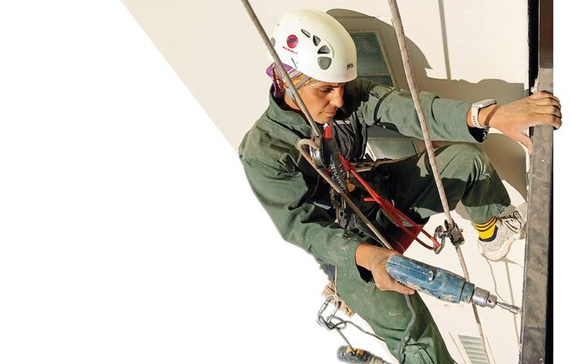 روایت زن صخره‌نوردی که با کار در ارتفاع بیش از ۳۰ متر کسب روزی می‌کند