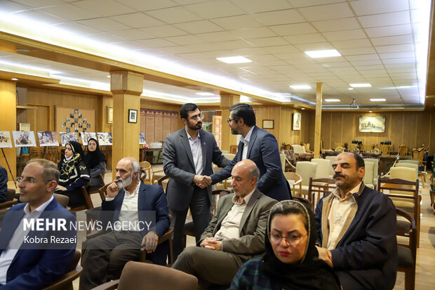رونمایی از کتاب «از صحن دانشگاه تا خط مقدم» در مشهد