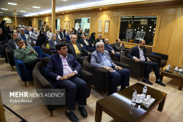 رونمایی از کتاب «از صحن دانشگاه تا خط مقدم» در مشهد