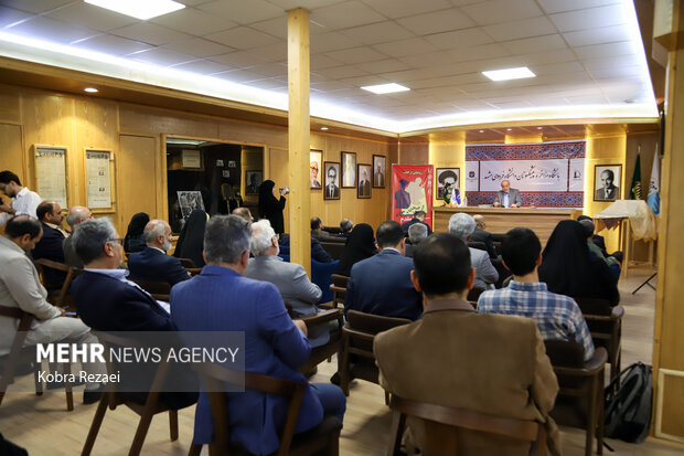 رونمایی از کتاب «از صحن دانشگاه تا خط مقدم» در مشهد