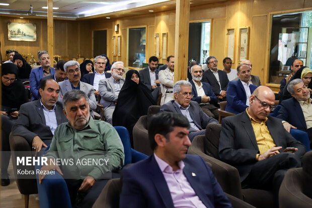 رونمایی از کتاب «از صحن دانشگاه تا خط مقدم» در مشهد