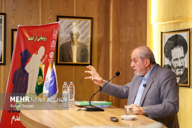 رونمایی از کتاب «از صحن دانشگاه تا خط مقدم» در مشهد
