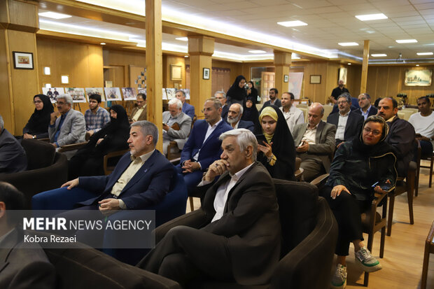 رونمایی از کتاب «از صحن دانشگاه تا خط مقدم» در مشهد
