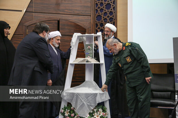 مراسم بزرگداشت هفته دفاع مقدس در قم