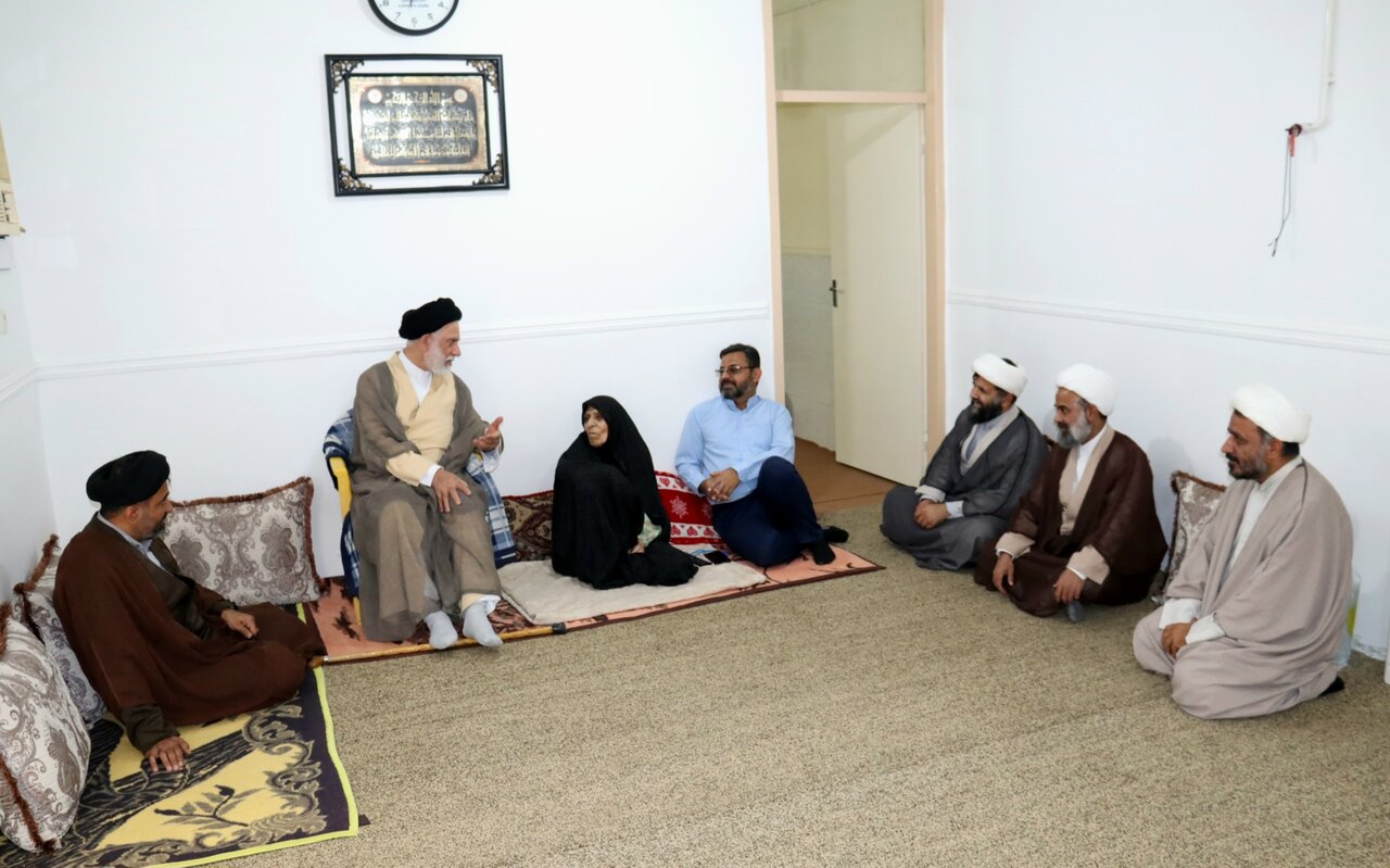 ائمه جمعه با مادران شهدای روحانیت شهرستان دیر دیدار کردند