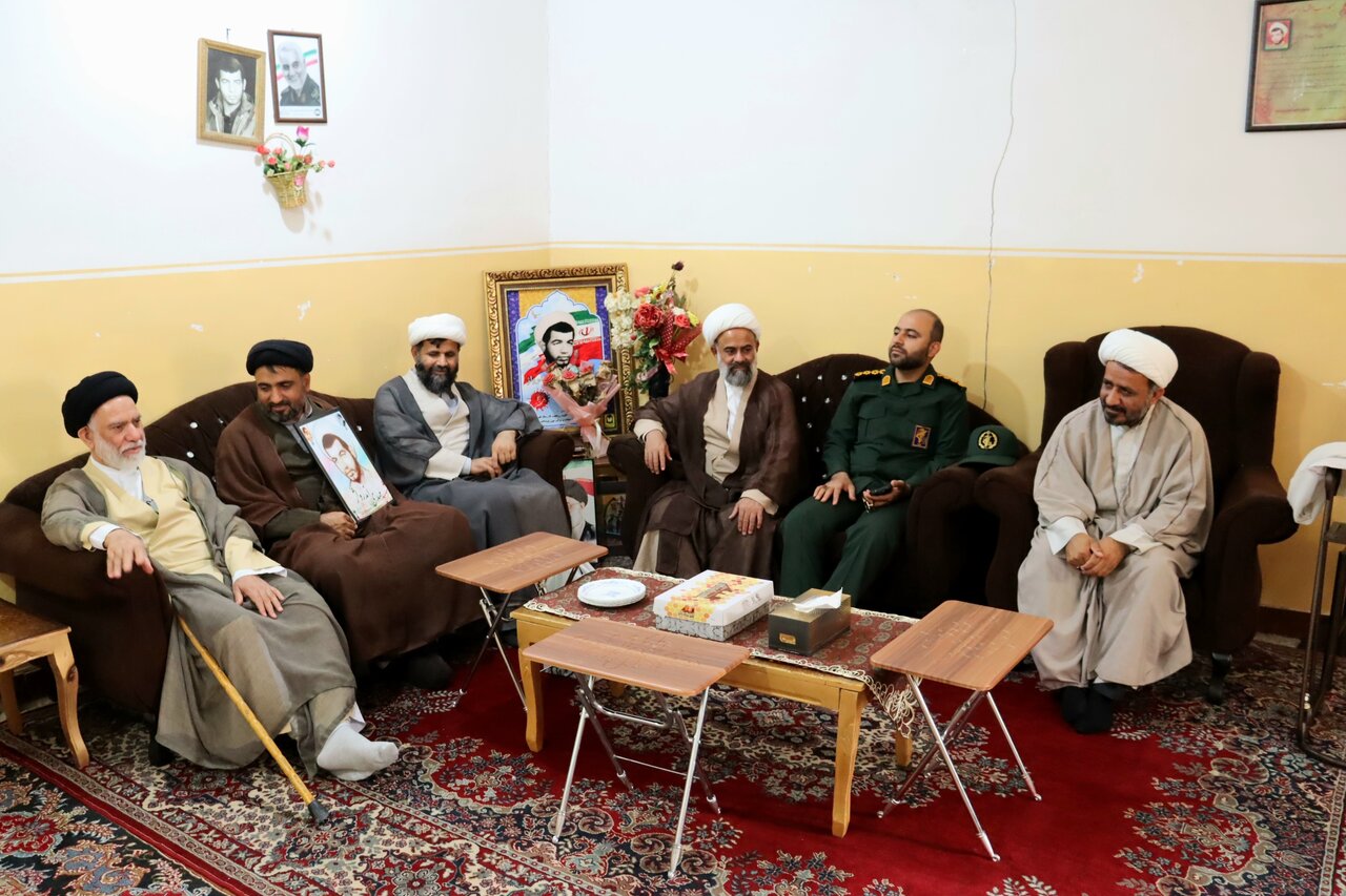 ائمه جمعه با مادران شهدای روحانیت شهرستان دیر دیدار کردند