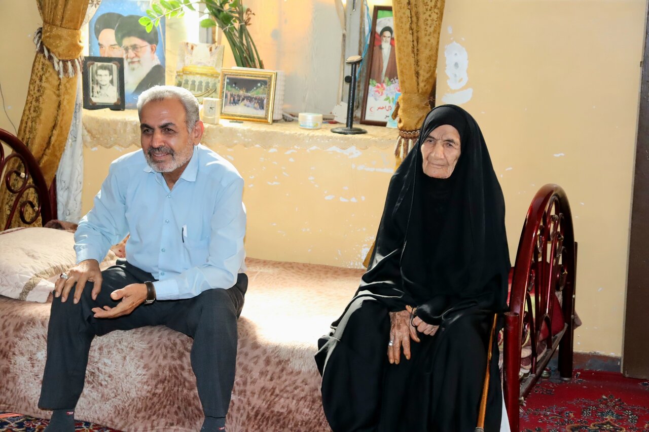 ائمه جمعه با مادران شهدای روحانیت شهرستان دیر دیدار کردند