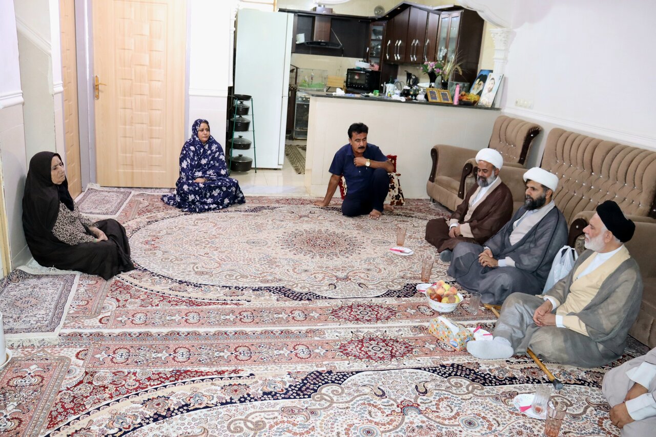 ائمه جمعه با مادران شهدای روحانیت شهرستان دیر دیدار کردند
