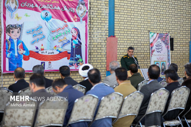 رزمایش توزیع بیش از ۱۲۰۰ بسته لوازم‌التحریر در زنجان