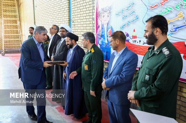 رزمایش توزیع بیش از ۱۲۰۰ بسته لوازم‌التحریر در زنجان