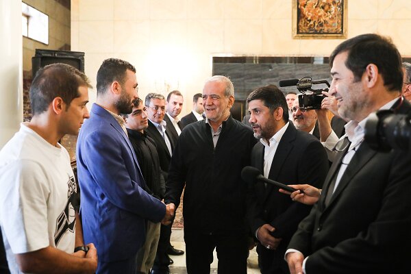 Pezeşkiyan, Dünya güreş şampiyonlarını onurlandırdı