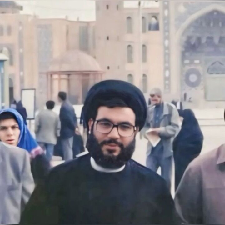 تصویر منتشر نشده سید حسن نصرالله در مسجد جمکران