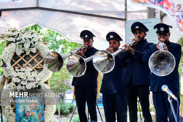 نقارهزنی خادمان امام رضا (ع) در مزار استاد فرشچیان