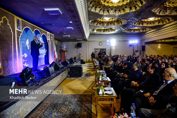 گردهمایی هنرمندان به مناسبت چهلمین روز درگذشت استاد فرشچیان در اصفهان