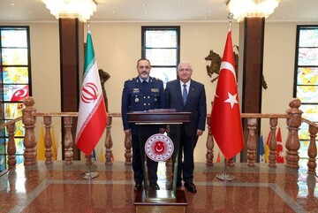 العميد نصير زاده يؤكد على تعزيز التعاون العسكري بين ايران وتركيا