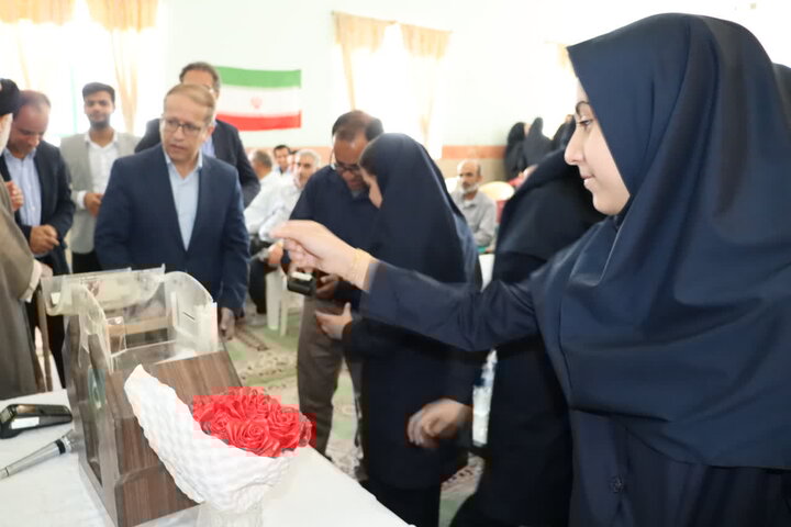 جشن عاطفه‌ها در مدارس شهرستان دیر برگزار شد