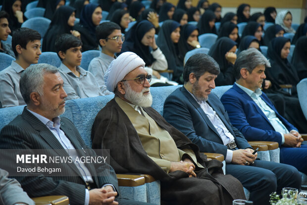 نشست صمیمانه دانش آموزان نخبه علمی وفرهنگی با تولیت استان قدس رضوی