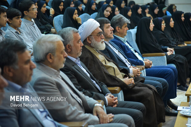 نشست صمیمانه دانش آموزان نخبه علمی وفرهنگی با تولیت استان قدس رضوی