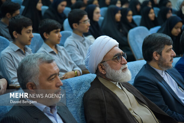 نشست صمیمانه دانش آموزان نخبه علمی وفرهنگی با تولیت استان قدس رضوی
