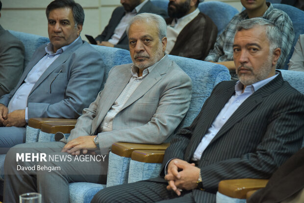 نشست صمیمانه دانش آموزان نخبه علمی وفرهنگی با تولیت استان قدس رضوی