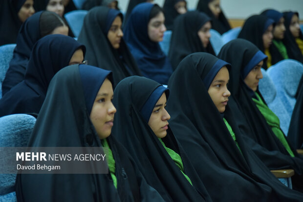 نشست صمیمانه دانش آموزان نخبه علمی وفرهنگی با تولیت استان قدس رضوی