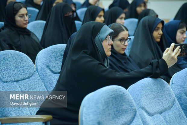نشست صمیمانه دانش آموزان نخبه علمی وفرهنگی با تولیت استان قدس رضوی