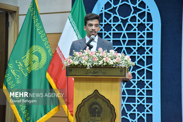 نشست صمیمانه دانش آموزان نخبه علمی وفرهنگی با تولیت استان قدس رضوی
