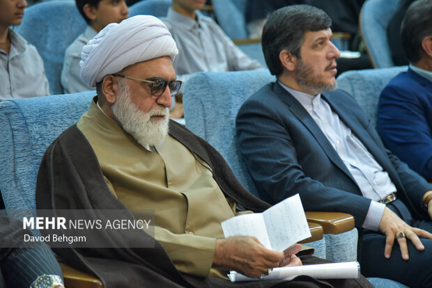 نشست صمیمانه دانش آموزان نخبه علمی وفرهنگی با تولیت استان قدس رضوی