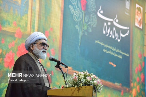 نشست صمیمانه دانش آموزان نخبه علمی وفرهنگی با تولیت استان قدس رضوی