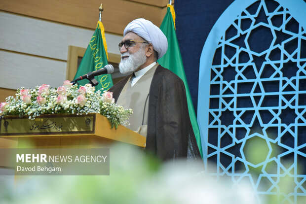 نشست صمیمانه دانش آموزان نخبه علمی وفرهنگی با تولیت استان قدس رضوی