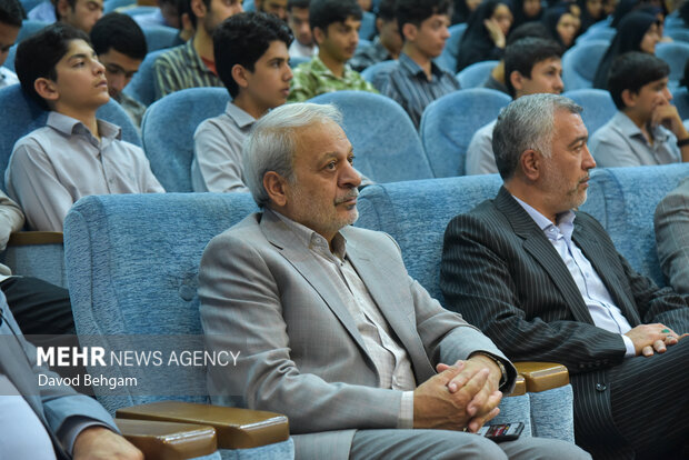 نشست صمیمانه دانش آموزان نخبه علمی وفرهنگی با تولیت استان قدس رضوی